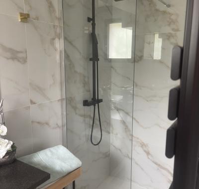 Chambre privée dans villa contemporaine