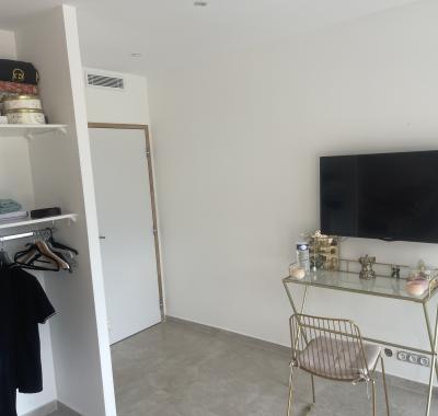 Chambre privée dans villa contemporaine