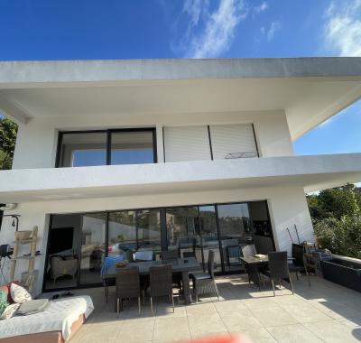 Chambre privée dans villa contemporaine