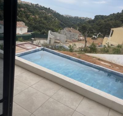 Chambre privée dans villa contemporaine