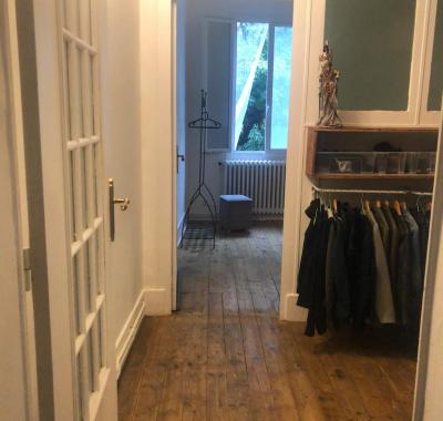 Grande chambre meublée literie neuve en 140