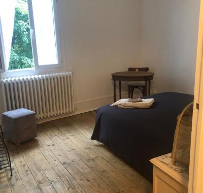 Grande chambre meublée literie neuve en 140