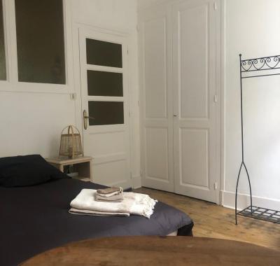 Grande chambre meublée literie neuve en 140