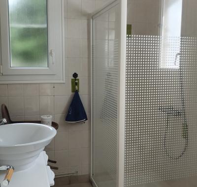 Chambre particulière avec salle d'eau privative dans maison