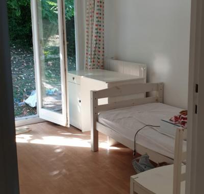 Chambre acces jardin, WC et douche