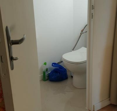 Chambre acces jardin, WC et douche