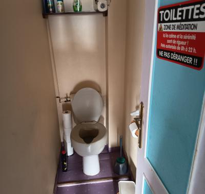 Chambre toute équipée avec frigo et micro-ondes