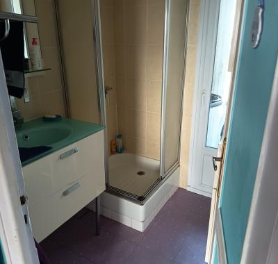 Chambre toute équipée avec frigo et micro-ondes