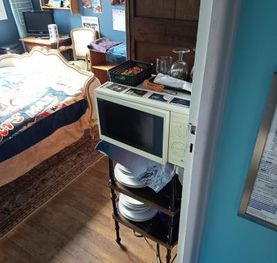 Chambre toute équipée avec frigo et micro-ondes