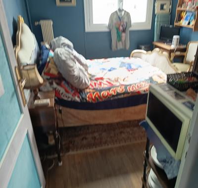 Chambre toute équipée avec frigo et micro-ondes