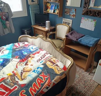 Chambre toute équipée avec frigo et micro-ondes