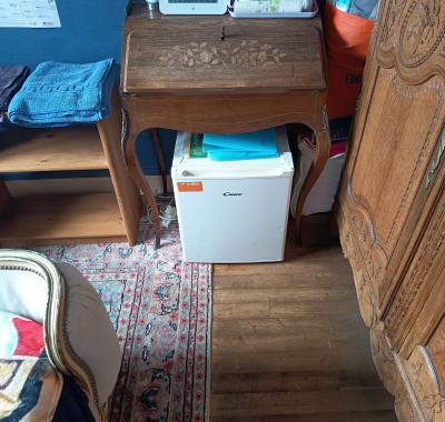 Chambre toute équipée avec frigo et micro-ondes