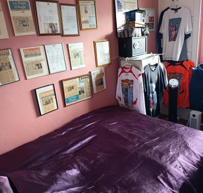 Chambre toute équipée avec frigo et micro-ondes