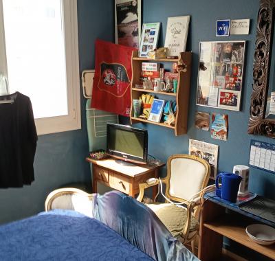 Chambre toute équipée avec frigo et micro-ondes