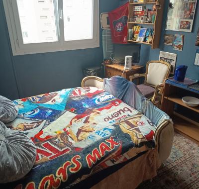 Chambre toute équipée avec frigo et micro-ondes