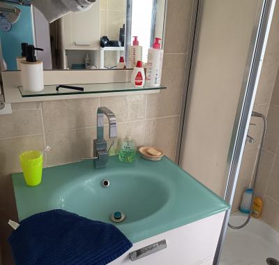 Chambre toute équipée avec frigo et micro-ondes