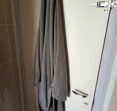Chambre toute équipée avec frigo et micro-ondes