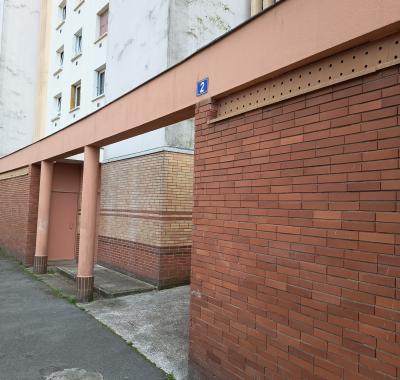 Chambre toute équipée avec frigo et micro-ondes