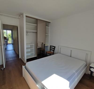 Libre immédiatement, pour long terme (un an idéalement))