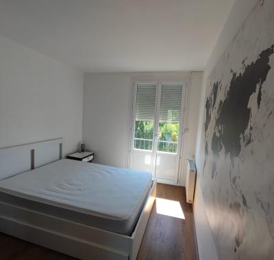 Libre immédiatement, pour long terme (un an idéalement))