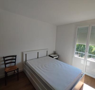 Libre immédiatement, pour long terme (un an idéalement))