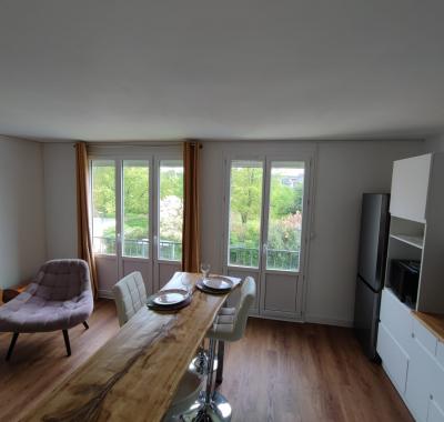 Libre immédiatement, pour long terme (un an idéalement))