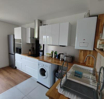 Libre immédiatement, pour long terme (un an idéalement))