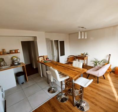 Libre immédiatement, pour long terme (un an idéalement))