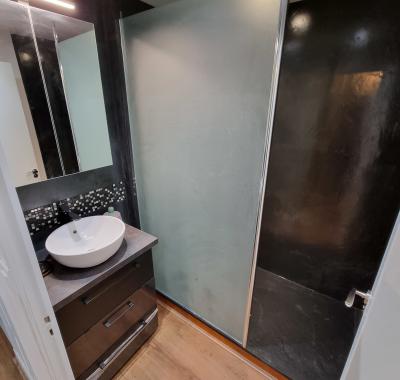 Libre immédiatement, pour long terme (un an idéalement))