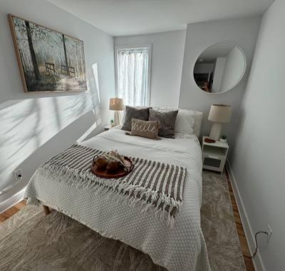 Chambre avec piscine et gym dans un condo tendance