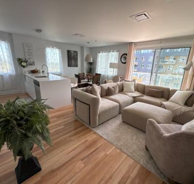 Chambre avec piscine et gym dans un condo tendance