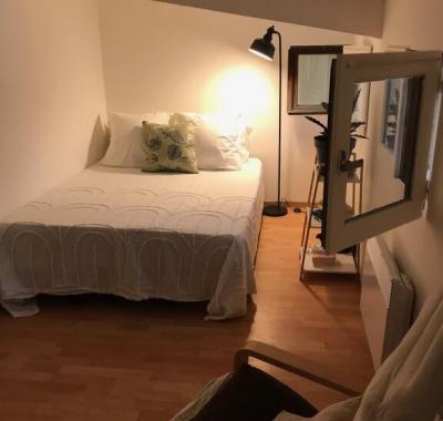 Belle chambre mansardée dans maison