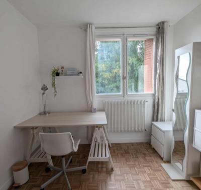 Chambre meublée à louer dans une résidence toulousaine avec parking