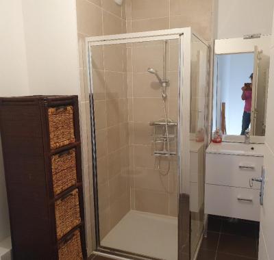 Chambre et salle de bain privative proche de la gare