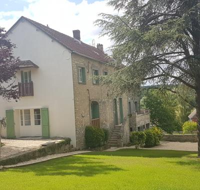 Grande chambre avec salle de bain et wc privatifs dans maison partagée