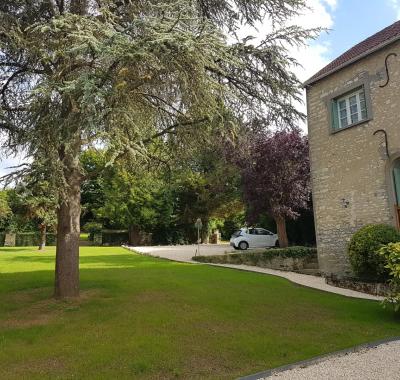 Grande chambre avec salle de bain et wc privatifs dans maison partagée