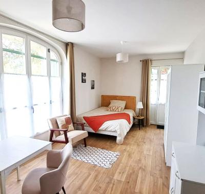 Grande chambre avec salle de bain et wc privatifs dans maison partagée