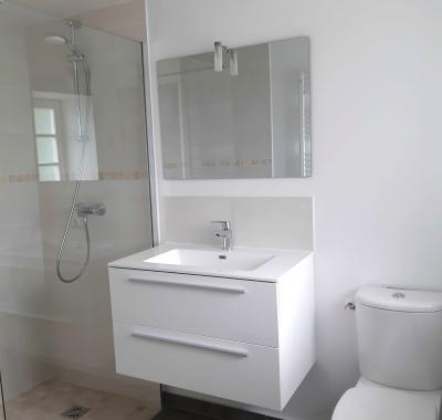 Grande chambre avec salle de bain et wc privatifs dans maison partagée