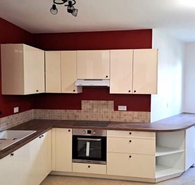 Grande chambre avec salle de bain et wc privatifs dans maison partagée