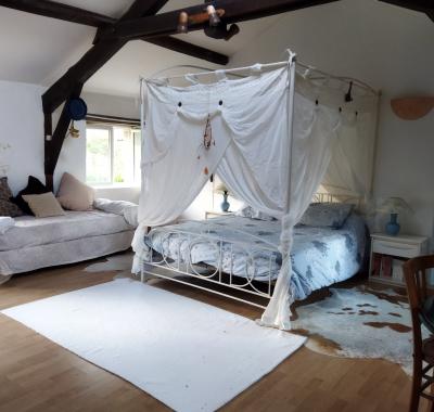 Grande chambre avec SdB .  entrée autonome. Salon en dessous