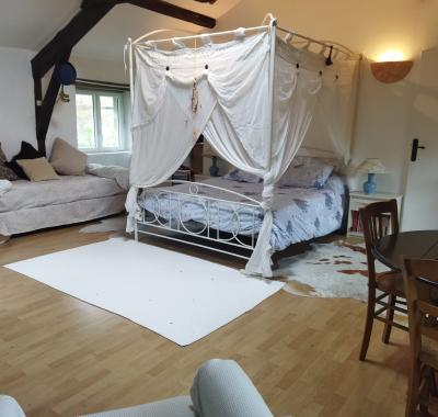 Grande chambre avec SdB .  entrée autonome. Salon en dessous