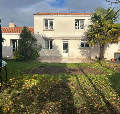 Chambre avec salle de bain privée dans grande maison avec jardin