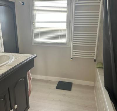 Chambre avec salle de bain privée dans grande maison avec jardin