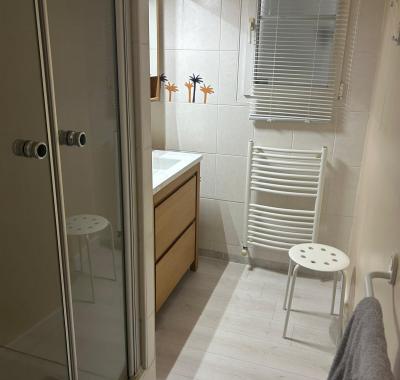 Chambre avec salle de bain privée dans grande maison avec jardin