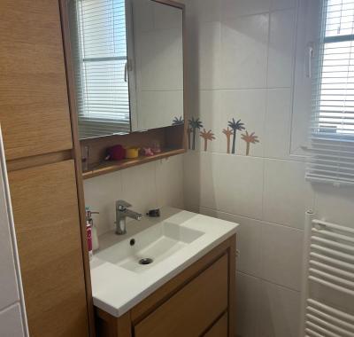 Chambre avec salle de bain privée dans grande maison avec jardin