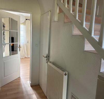 Chambre avec salle de bain privée dans grande maison avec jardin