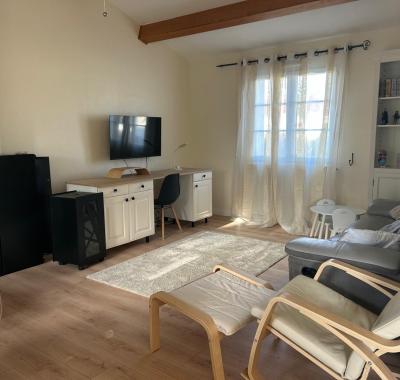 Chambre avec salle de bain privée dans grande maison avec jardin