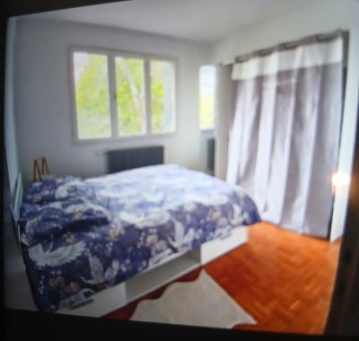 Chambre grand lit avec tiroirs et grand dressing bureau