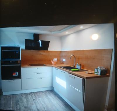 Chambre grand lit avec tiroirs et grand dressing bureau