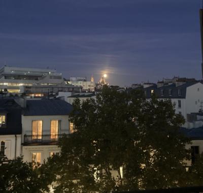 Chambre avec balcon et vue sacré-cœur (paris - 75017)